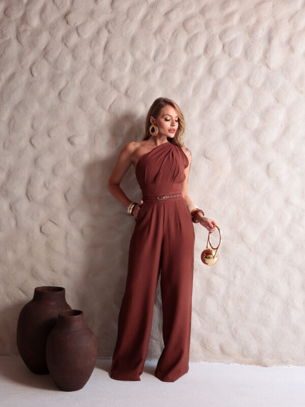 Macacão Pantalona Eloah Ombro Único com Cinto — Festa e Madrinha Marrom