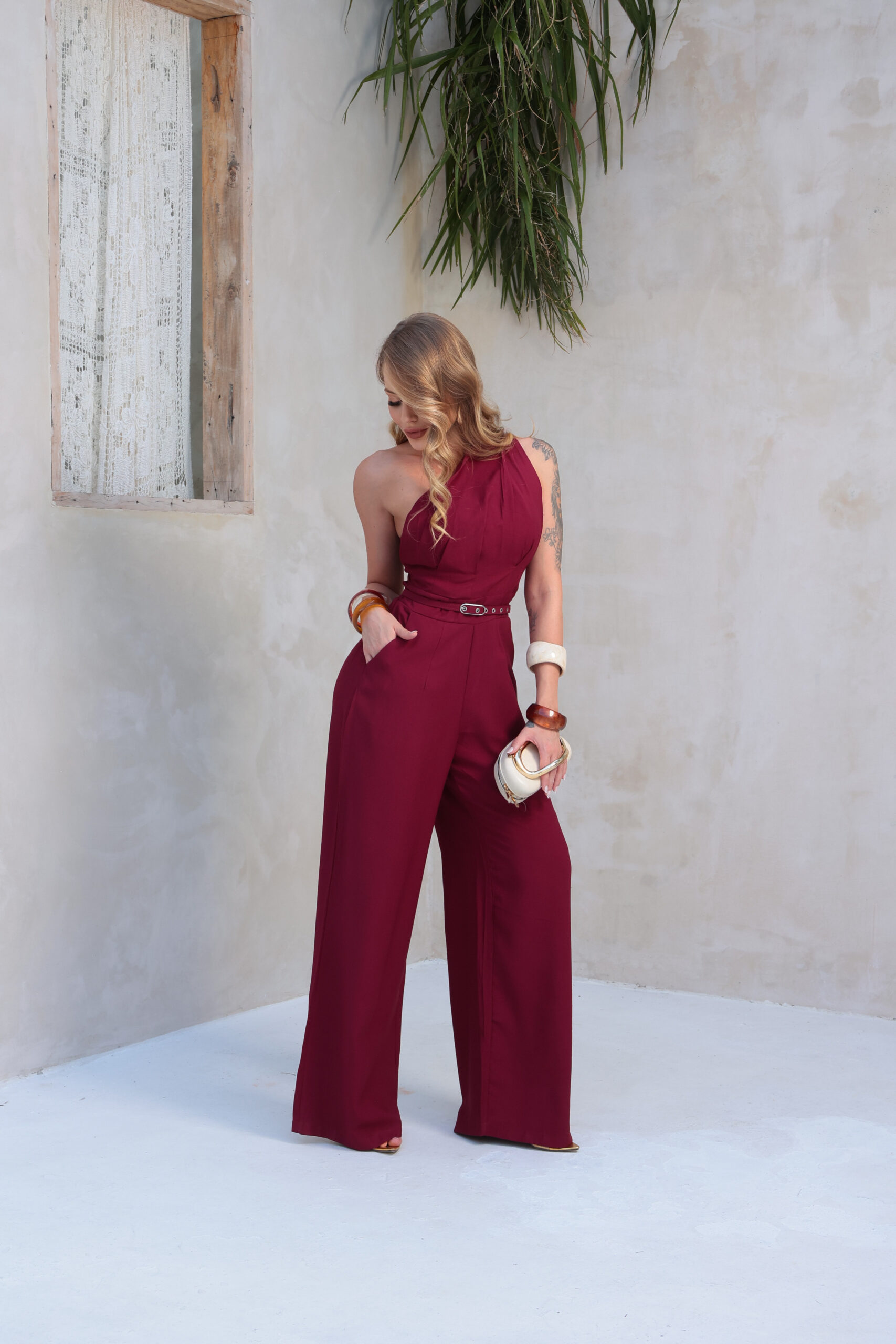 Macacão Pantalona Eloah Ombro Único com Cinto — Festa e Madrinha Marsala