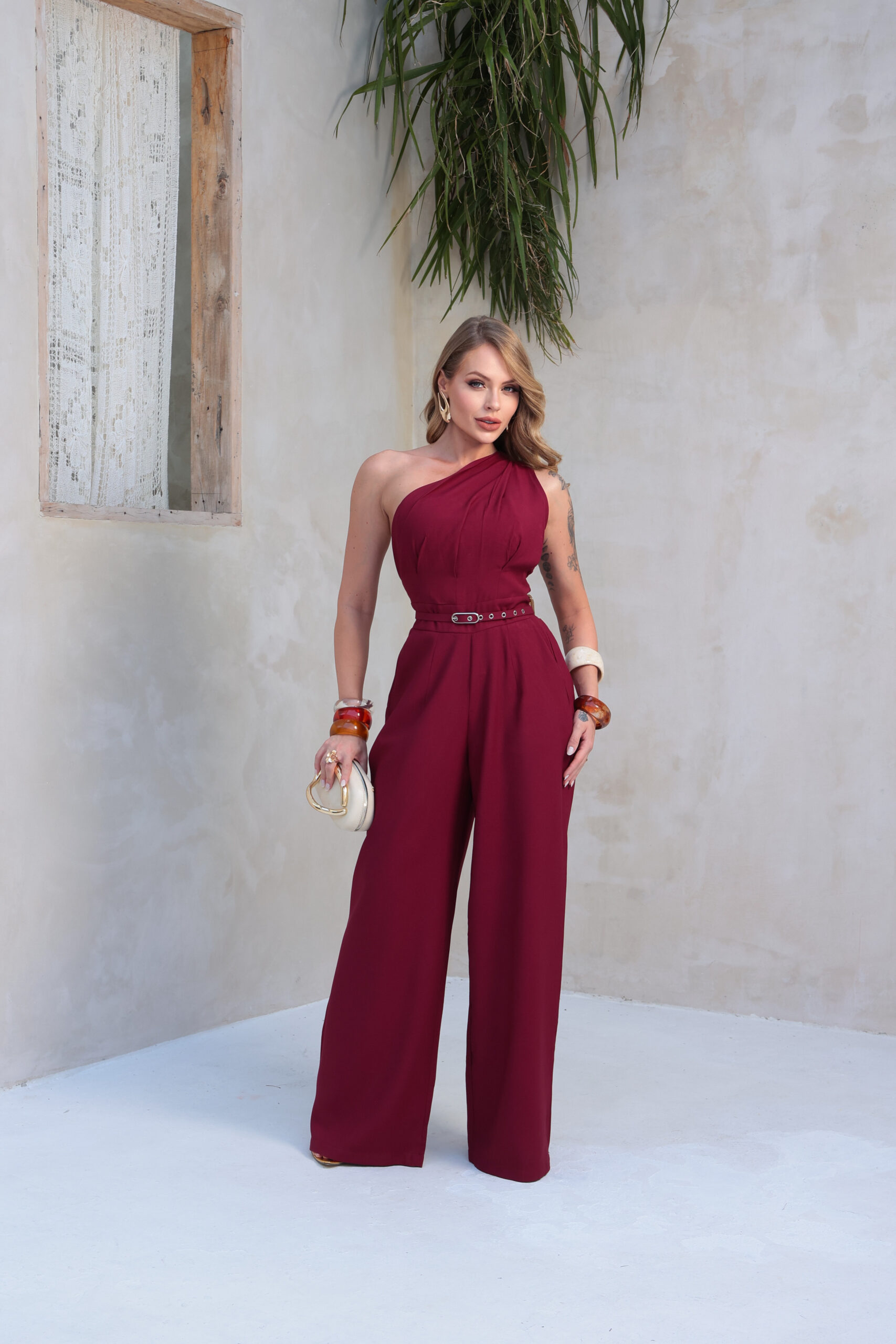 Macacão Pantalona Eloah Ombro Único com Cinto — Festa e Madrinha Marsala