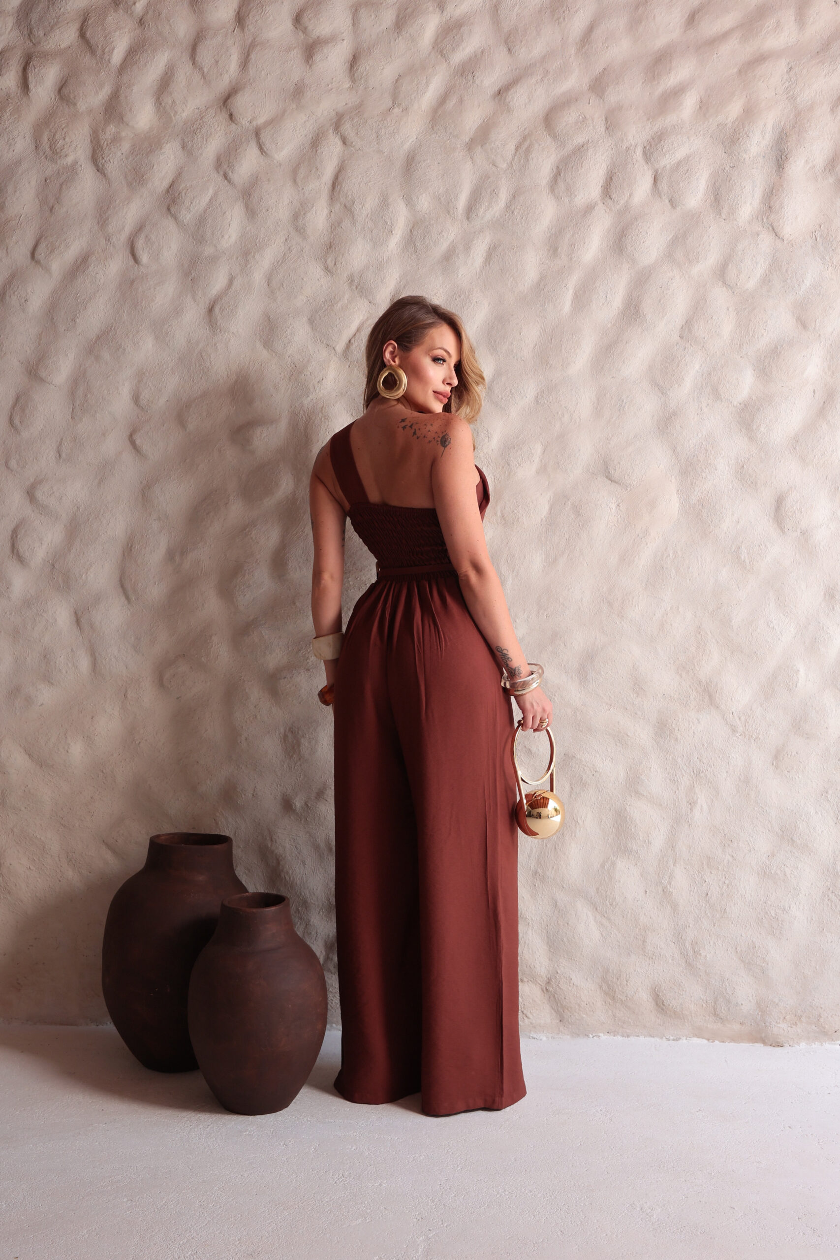 Macacão Pantalona Eloah Ombro Único com Cinto — Festa e Madrinha Marrom