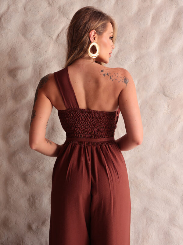 Macacão Pantalona Eloah Ombro Único com Cinto — Festa e Madrinha Marrom