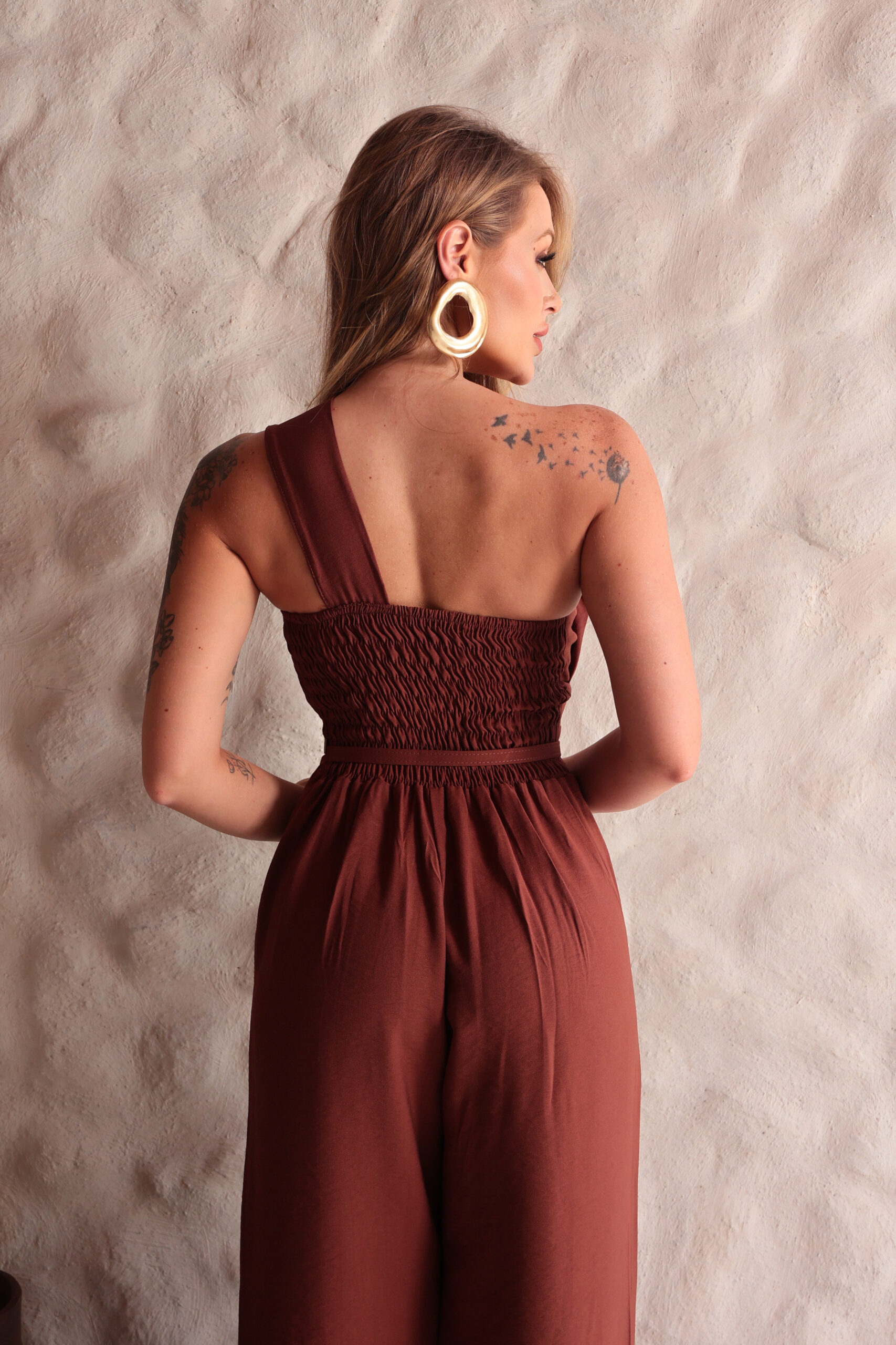 Macacão Pantalona Eloah Ombro Único com Cinto — Festa e Madrinha Marrom