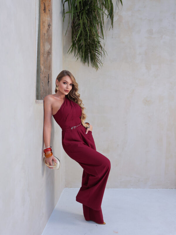 Macacão Pantalona Eloah Ombro Único com Cinto — Festa e Madrinha Marsala