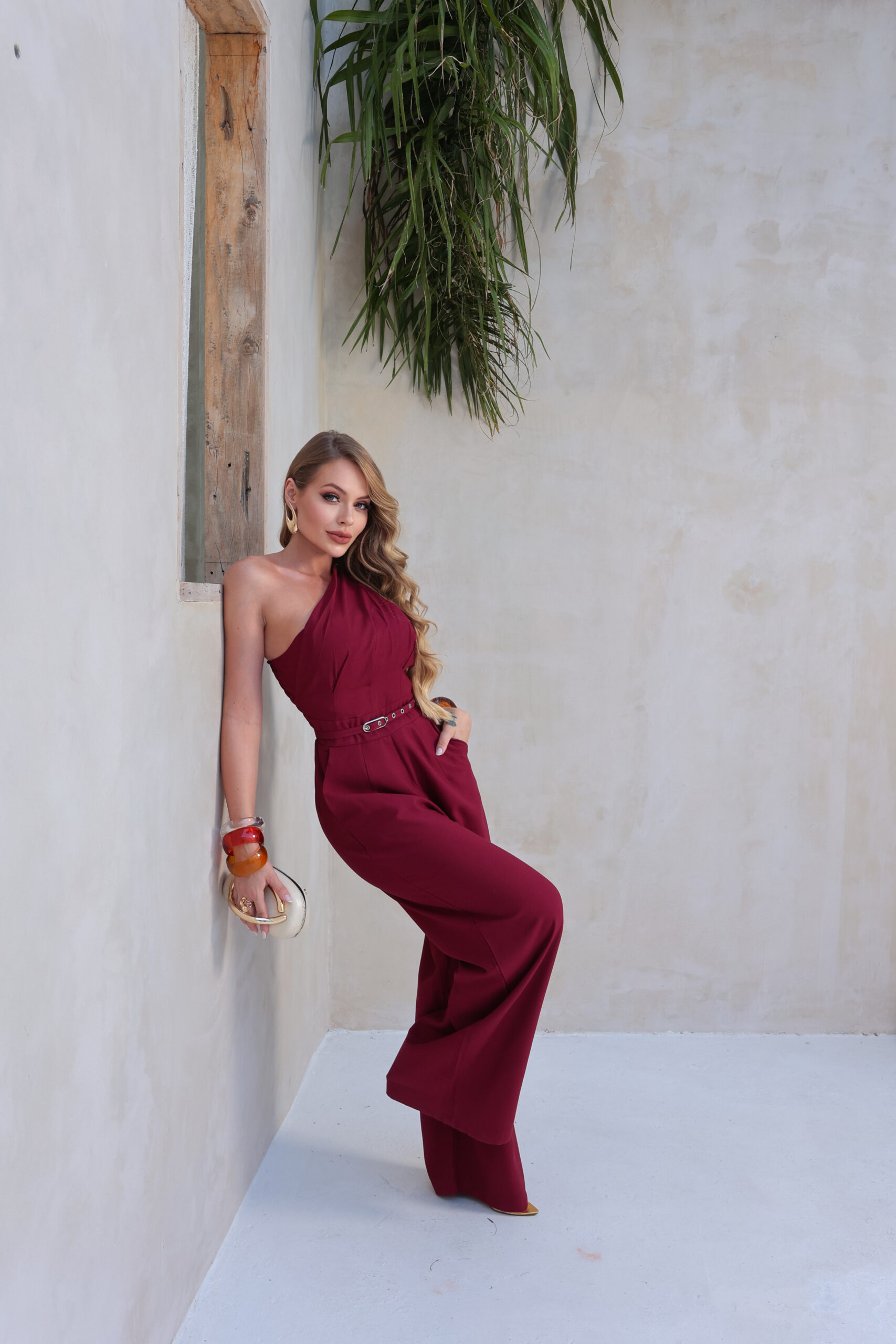 Macacão Pantalona Eloah Ombro Único com Cinto — Festa e Madrinha Marsala