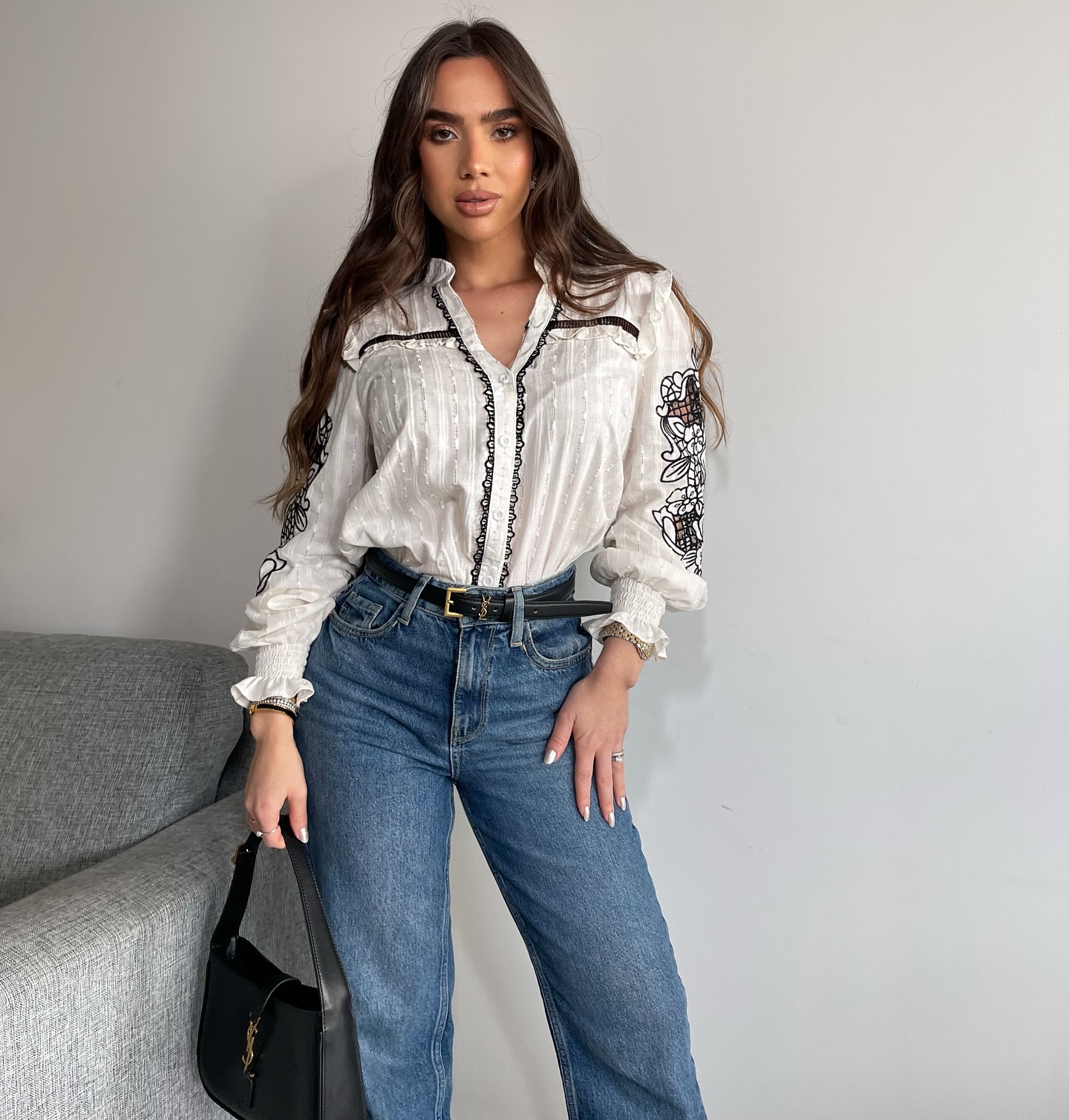 Camisa Bordado Floral Manga Longa Branca e Preta