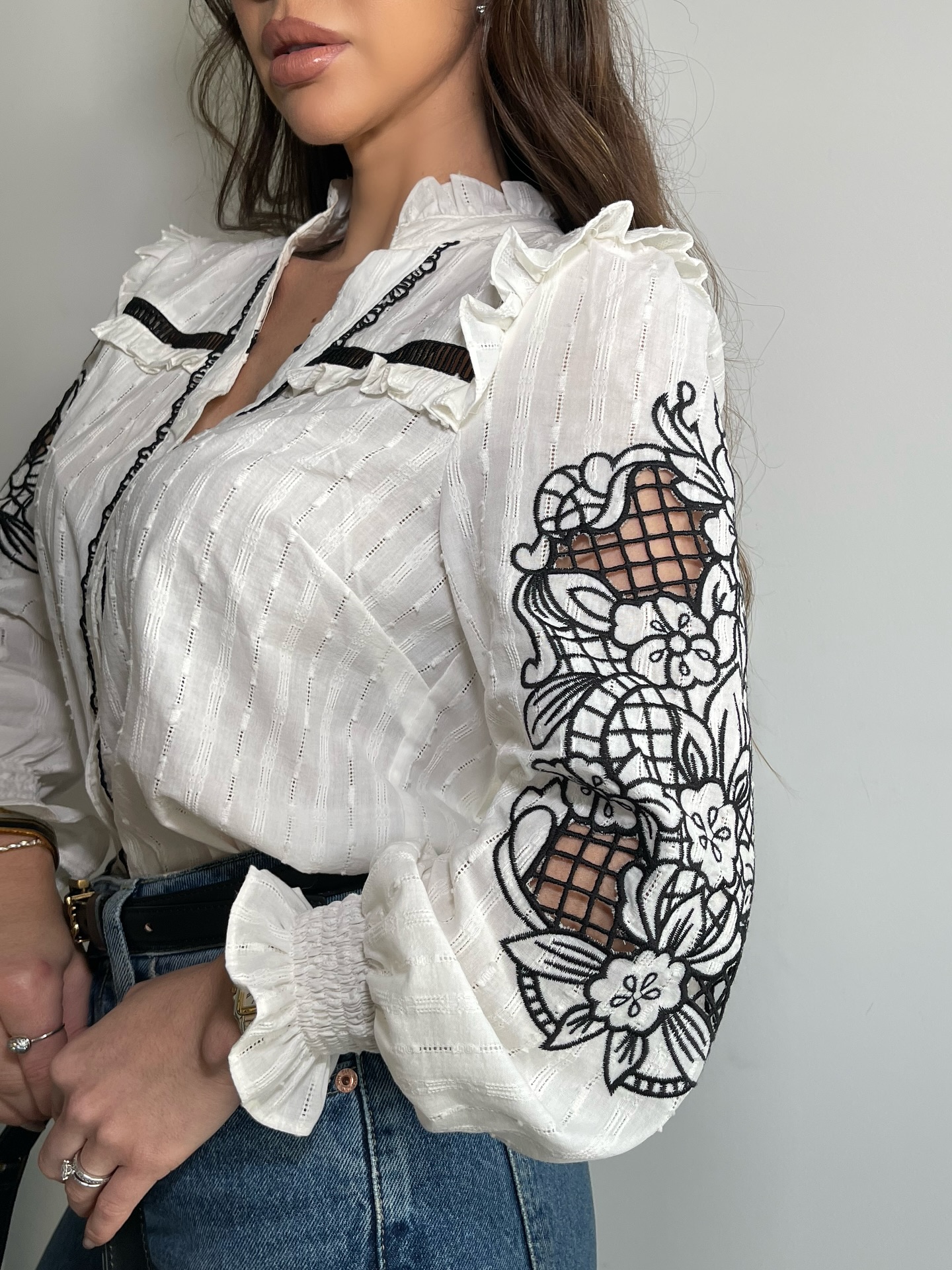 Camisa Bordado Floral Manga Longa Branca e Preta