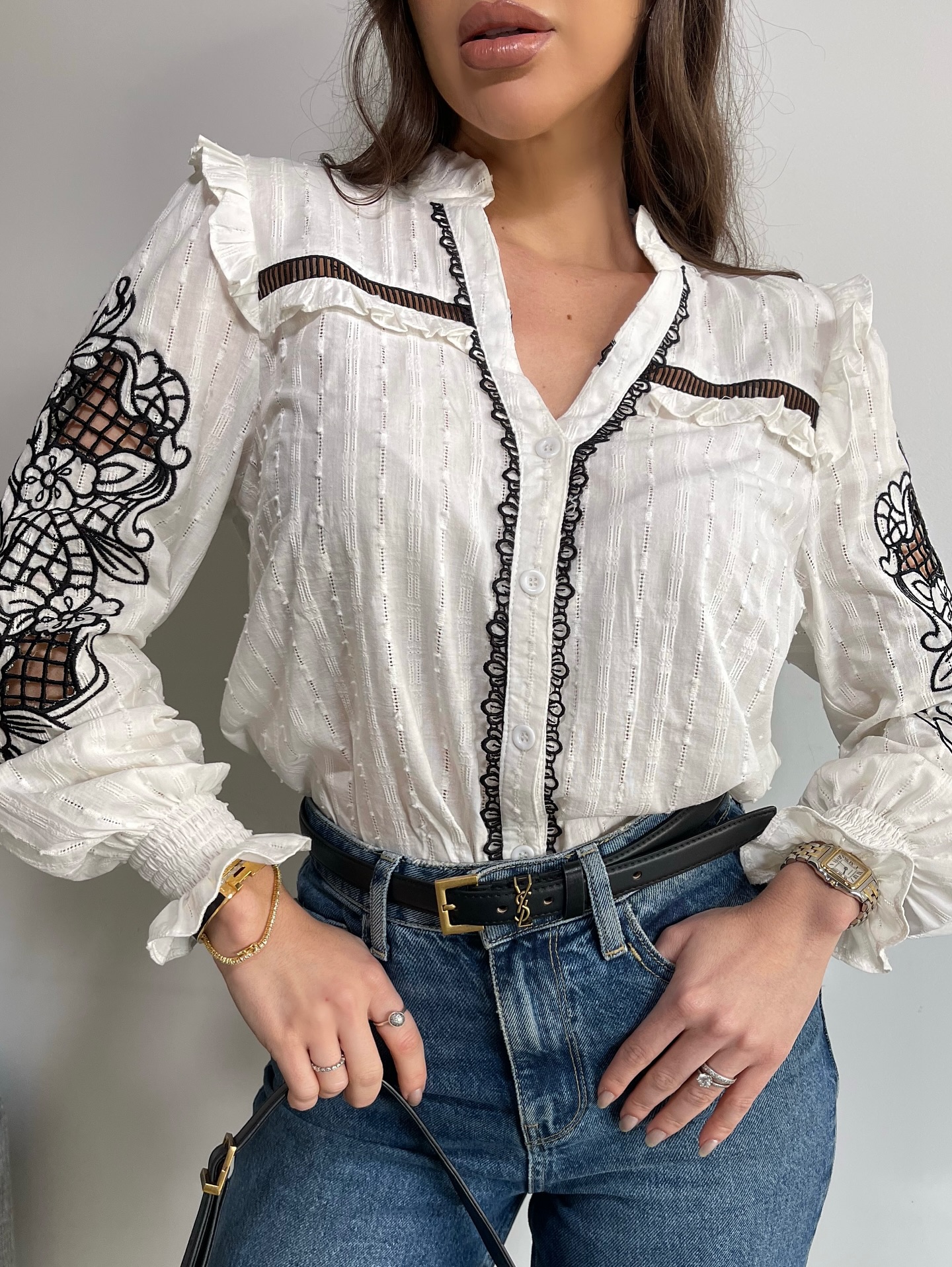 Camisa Bordado Floral Manga Longa Branca e Preta