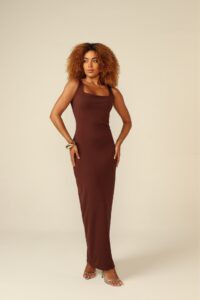 Vestido Longo com Costa Aberta Marrom Feminino Elegante