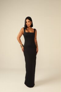 Vestido Longo com Costa Aberta Preto Feminino Elegante